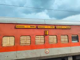 సికింద్రాబాద్ రైల్వే స్టేషన్ వద్ద ప్రత్యేక రైలు ప్రారంభోత్సవం, ప్రయాణికులు టిక్కెట్లు రిజర్వ్ చేస్తున్న దృశ్యం