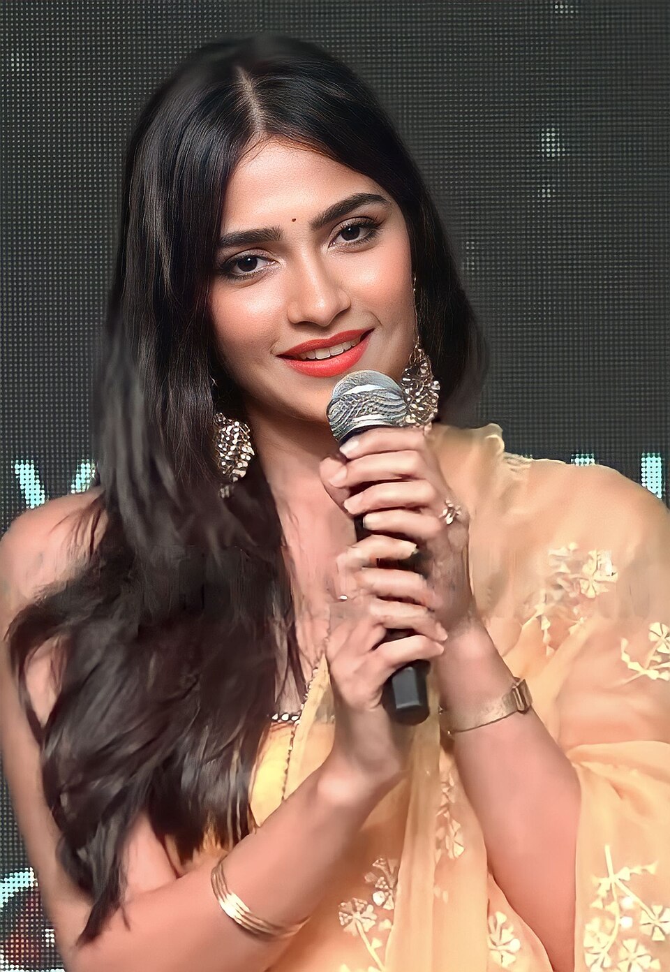 దక్షిణాది ప్రేక్షకుల హృదయాల్ని కన్నడ చిత్ర పరిశ్రమ నుంచి వస్తూ అతి తక్కువ సమయంలోనే గెలుచుకున్న నటి రుక్మిణి వసంత్ ప్రస్తుతం కెరీర్‌లో గోల్డెన్ ఫేజ్‌ను అనుభవిస్తోంది.