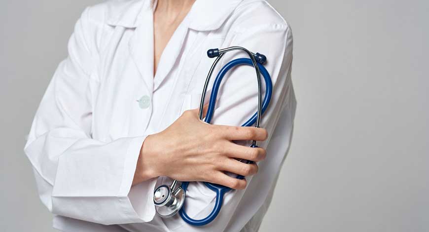 ఆంధ్ర ప్రదేశ్ ప్రభుత్వం ఎన్నాళ్లుగానో విధులకు హాజరు కాకుండా నిర్లక్ష్యంగా వ్యవహరిస్తున్న 62 మంది వైద్యులపై కఠిన చర్యలు ప్రారంభించింది.