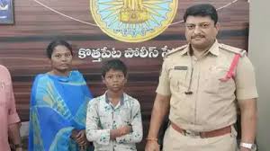 చదువుపై ఆసక్తి లేక ఇంట్లో నుంచి వెళ్లిపోయిన బాలుడిని గుర్తించడంలో ఆంధ్రప్రదేశ్ పోలీసులు ఆధునిక సాంకేతికతను విజయవంతంగా ఉపయోగించారు.
