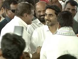 ఈ వేడుకల్లో రాజకీయ ప్రత్యర్థులుగా ఉన్న నేతల మధ్య చోటుచేసుకున్న సౌహార్ద వాతావరణం చర్చనీయాంశంగా మారింది.