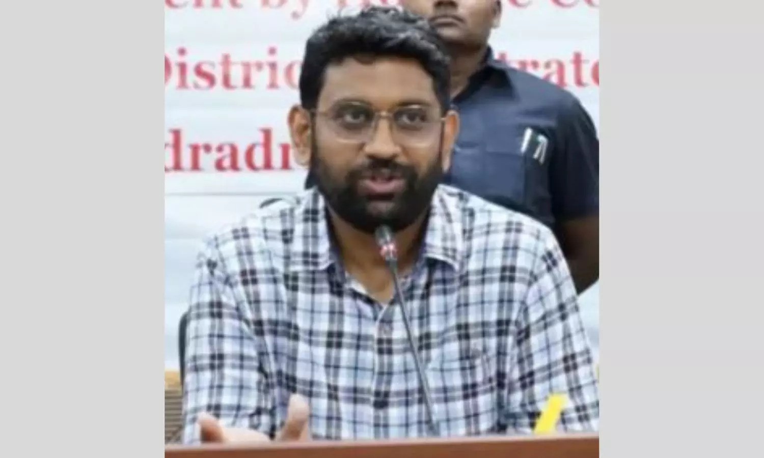 భద్రాద్రి కలెక్టర్ జితేశ్ వి పాటిల్ కోయగుట్ట గ్రామంలో యువతతో కలిసి మట్టి ఇటుకలు తయారు చేస్తున్న దృశ్యం