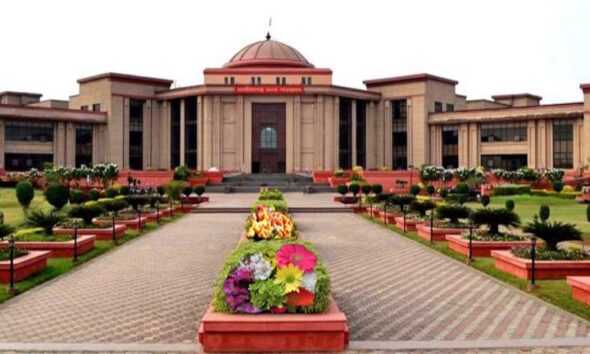 “తెలంగాణ హైకోర్టు భవనం ముందు ప్రజలు” “ఈవో కార్యాలయం వద్ద బోర్డు – స్థానిక సంస్థల ఎన్నికలు” “బీసీ రిజర్వేషన్లపై హైకోర్టు స్టే” “తెలంగాణలో ఎన్నికలపై రాజకీయ చర్చలు”