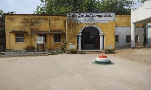 సమయపాలన పాటించని అధికారుల సస్పెన్షన్