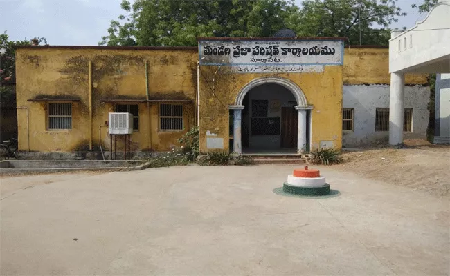 సమయపాలన పాటించని అధికారుల సస్పెన్షన్