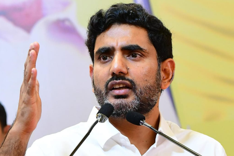 తుని గురుకుల పాఠశాల వద్ద పోలీస్ అధికారులు ఘటన పరిశీలిస్తున్న దృశ్యం