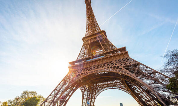 సమ్మె కారణంగా మూసివేసిన ప్యారిస్‌లోని ఈఫిల్ టవర్, ఈఫిల్ టవర్ వద్ద నిరసన కారులు, రాత్రివేళ వెలుగులతో మెరిసే మూసివేసిన ఈఫిల్ టవర్