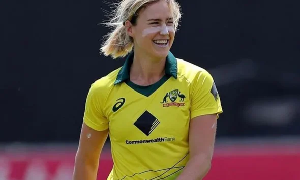 ఫోబీ లిచ్‌ఫీల్డ్ సెంచరీతో ఆస్ట్రేలియా భారీ స్కోరు దిశగా మహిళల వన్డే సెమీఫైనల్‌లో భారత్‌పై ఆధిపత్యం