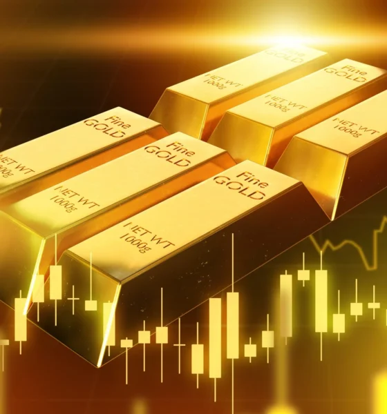 బంగారం ధరలు భారీగా తగ్గడంతో జువెలరీ షాపుల్లో ఆభరణాలు కొనుగోలు చేస్తున్న వినియోగదారులు