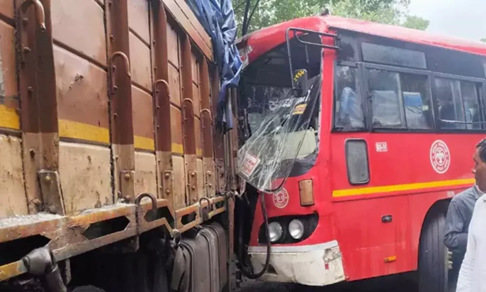 తాండూర్ రూట్‌లో ఆర్టీసీ బస్సు లారీని ఢీకొట్టిన ప్రమాద దృశ్యం