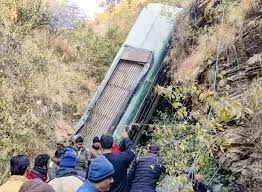 ఉత్తరాఖండ్ రాష్ట్రంలోని అల్మోరా జిల్లాలో మంగళవారం ఉదయం విషాదం చోటుచేసుకుంది.