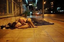 రాష్ట్రంలో రాత్రివేళ ఫుట్‌పాత్‌లపై నిద్రిస్తున్న నిరాశ్రయులు, అనాథల పరిస్థితిపై ఆంధ్రప్రదేశ్ హైకోర్టు తీవ్ర ఆందోళన వ్యక్తం చేసింది.