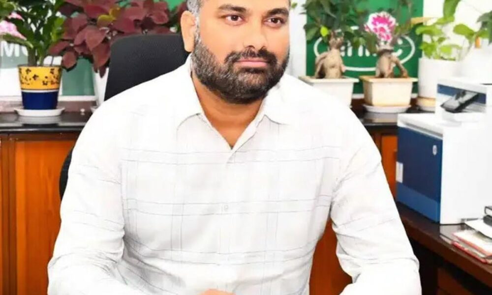 హైదరాబాద్ నగరపాలక సంస్థ (GHMC)లో క్రమశిక్షణను కాపాడే దిశగా కమిషనర్ ఆర్వీ కర్ణన్ సంచలన నిర్ణయం తీసుకున్నారు.