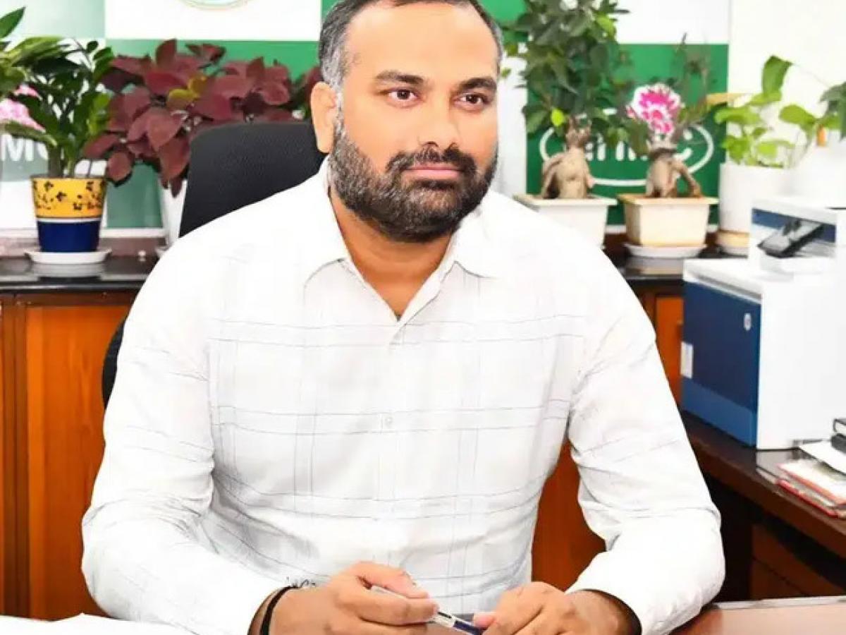 హైదరాబాద్ నగరపాలక సంస్థ (GHMC)లో క్రమశిక్షణను కాపాడే దిశగా కమిషనర్ ఆర్వీ కర్ణన్ సంచలన నిర్ణయం తీసుకున్నారు.