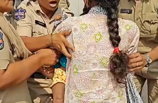 తెలంగాణకు చెందిన ఓ యువతి వ్యవహారం నూజివీడులో కలకలం రేపింది.