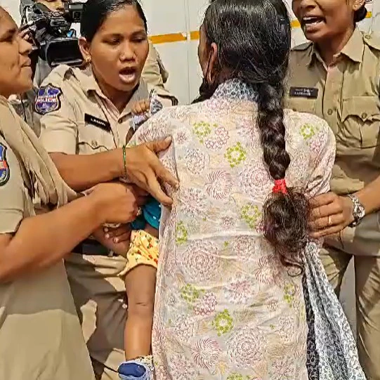 తెలంగాణకు చెందిన ఓ యువతి వ్యవహారం నూజివీడులో కలకలం రేపింది.