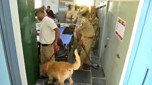 ఆంధ్రప్రదేశ్‌లోని పలు కోర్టులకు ఒకేసారి బాంబు బెదిరింపులు రావడం తీవ్ర కలకలం రేపింది