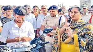 రహదారి భద్రతపై ప్రజల్లో అవగాహన పెంచేందుకు ఏపీ మంత్రి సవిత స్వయంగా రంగంలోకి దిగారు.