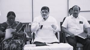 తెలంగాణలో జిల్లాల పునర్వ్యవస్థీకరణ అంశం మళ్లీ రాజకీయ వేదికపైకి వచ్చింది.