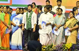 కొత్త ఏడాది ఆరంభంలోనే తెలంగాణ మహిళా సంఘాలకు రేవంత్ సర్కార్ శుభవార్త చెప్పింది.
