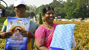 తెలంగాణ ప్రభుత్వం చేపట్టిన ఇందిరమ్మ చీరల పంపిణీ పట్టణ ప్రాంతాల్లో మార్చి 1 నుంచి ప్రారంభం కానుంది.