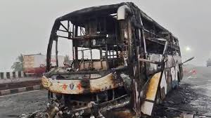 తూర్పుగోదావరి జిల్లా కొవ్వూరు గ్రామ్‌ బ్రిడ్జీపై ఒక్కసారిగా భయానక ఘటనా జరిగింది.